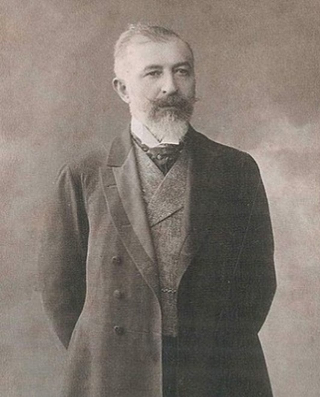 AYDIN AKYÜZ/TÜRK ENTELİJANSİYASININ KENTSOYLU EDİBİ HALİD ZİYA UŞAKLIGİL