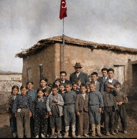 CUMHURİYET VE KÖY ENSTİTÜLERİ/ZÜBEYDE SEVEN TURAN
